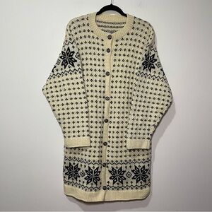 Vintage Nordic Women Navy  & Cream Snowflake winter chunky cardigan in size L/XL